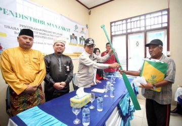 Bupati HM WARDAN Serahkan Perahu Nelayan Usaha Produktif Hasil Kolaborasi Baznas Provinsi Riau dan Kabupaten Inhil