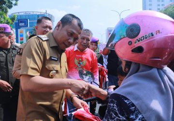 Pj Wali Kota Pekanbaru Saksikan Pengibaran Bendera Merah Putih Raksasa di Menara Pemancar RRI