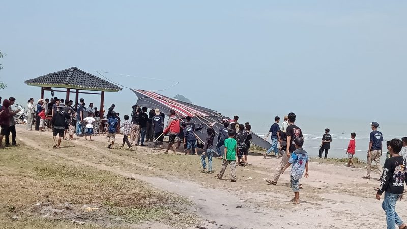Sambut Hari Raya Galungan dan HUT RI Ke-78, Pokdarwis Pantai Onaria Gelar Festival Layang-layang