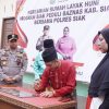 Asisten Pemkesra Siak Saksikan Penyerahan Bantuan Rumah Layak Huni Program Baznas dan Polres Siak
