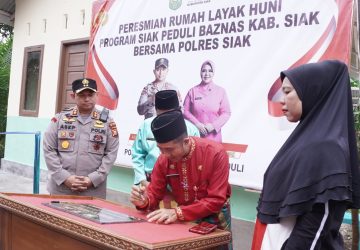 Asisten Pemkesra Siak Saksikan Penyerahan Bantuan Rumah Layak Huni Program Baznas dan Polres Siak
