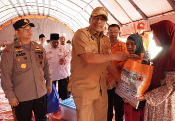 Kunjungi Korban Kebakaran 15 Ruko, Bupati Alfedri Turut Perihatin dan Beri Bantuan