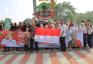 Sambut HUT RI Ke-78, Disdik Lamsel Bersama Siswa Bagikan Bendera Kepada Masyarakat