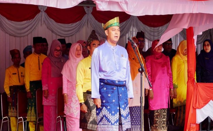 Jadi Irup Pada Upacara Hari Jadi Prov. Riau Ke-66 Tahun 2023, Ketua DPRD Kab. Kampar Bacakan Sambutan Gubernur Riau dan Bagikan 10 Juta Bendera Merah Putih Kepada Mayarakat Kabupaten Kampar