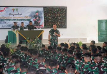 Prajurit Yonif 141/AYJP Terima Jam Komandan Dari Danbrigif 8/GC