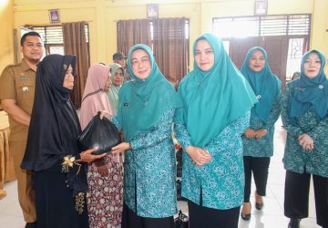 Ketua PKK Rasidah Alfedri Menyalurkan Batuan Paket Sembako