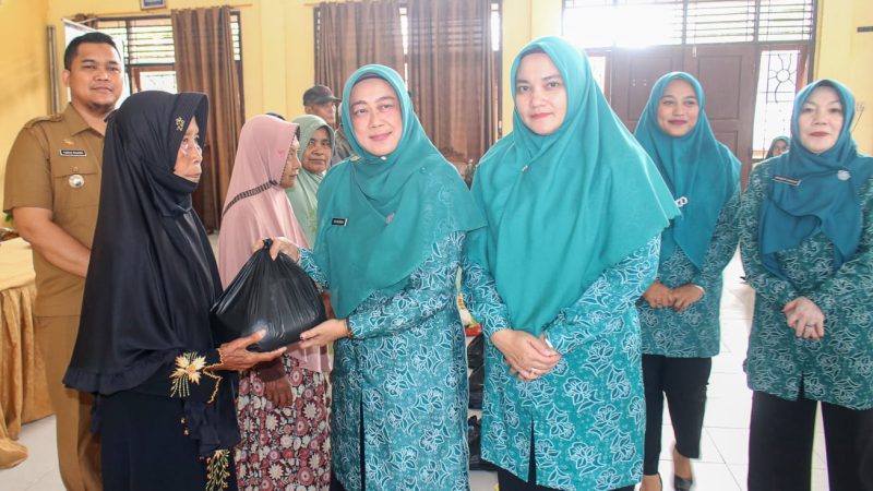 Ketua PKK Rasidah Alfedri Menyalurkan Batuan Paket Sembako