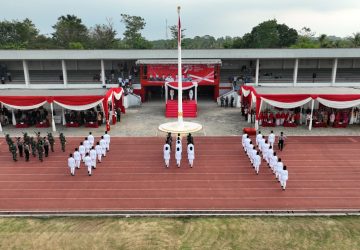 Ketua PN Lamsel Menjadi Inspektur Upacara Penurunan Bendera Merah Putih di Stadion Jati Kalianda