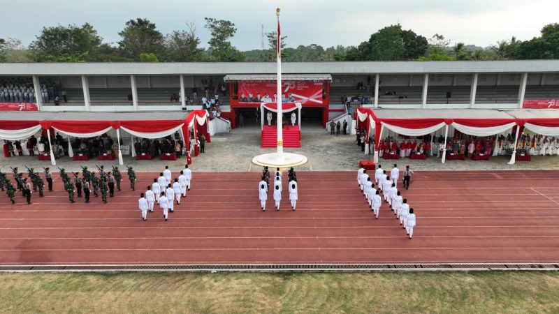 Ketua PN Lamsel Menjadi Inspektur Upacara Penurunan Bendera Merah Putih di Stadion Jati Kalianda