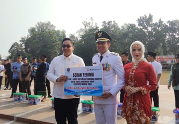 PTBA Serahkan Bantuan Truk Arm Roll hingga Mesin Pemusnah Sampah untuk Pemkab Muara Enim