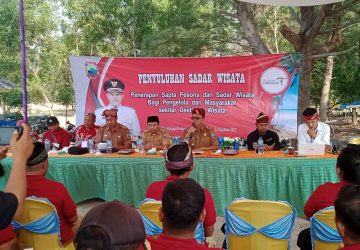 Disparbud Lamsel Gelar Penyuluhan Sadar Wisata, Sosialisasi Sapta Pesona di Pantai Onaria
