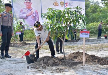 Penanaman Pohon Serentak Polri, Pj. Bupati Kampar : Wujud Nyata Kontribusi Polres Kampar Kepada Masyarakat Kabupaten Kampar