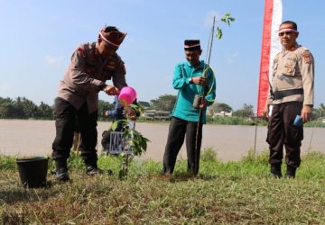 Kapolres Indragiri Hulu AKBP Dody Wirawijaya S.I.K.Lakukan Serentak Penanaman Pohon se-Indonesia