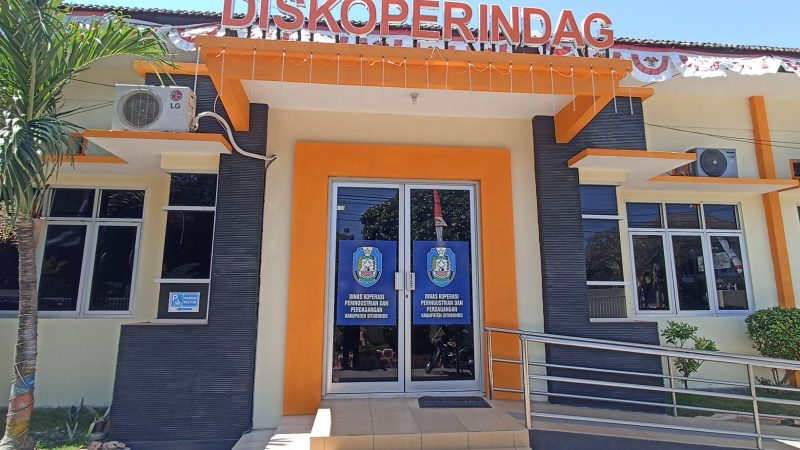 Operasi Pasar Murah Diskoperindag Situbondo yang Menyertakan Atribut Partai, Dialihkan ke Area Masjid