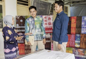 Kembangkan Batik Kujur, PTBA Berdayakan Para Ibu Rumah Tangga