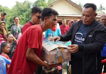 Bupati Nanang Ermanto Salurkan Bantuan Bedah Rumah Kepada Warga Desa Agom