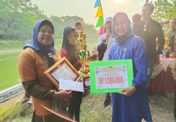 Apri Yeny.SE Serahkan Hadia Lomba Bidar di Danau Cecuho Desa Muara Lawai