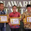 Bupati Kasmarni Terima Penghargaan Golden Award