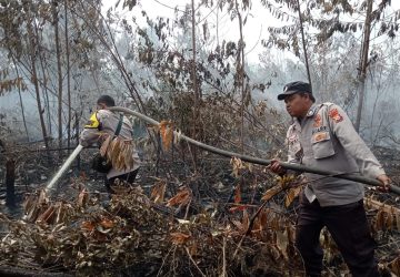 Polsek Tambang Ikuti Giat Pendinginan Bekas Kebakaran Lahan di Wilkumnya