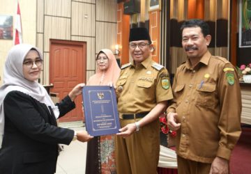 Majukan Kualitas Pendidikan, Bupati HM WARDAN Serahkan SK Perubahan Nomenklatur 11 SMP Satu Atap Menjadi SMP Negeri Reguler