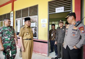Pilkades Serentak 2023, Bupati Inhil HM WARDAN Tinjau Pemilihan Metode E-Voting di Desa Pekan Kamis Tembilahan Hulu