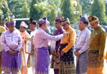 HUT Riau ke-66 Tahun, Bupati Inhil HM WARDAN Terima Lencana Wira Bina Desa dan Mobil Pelayanan Adminduk Keliling