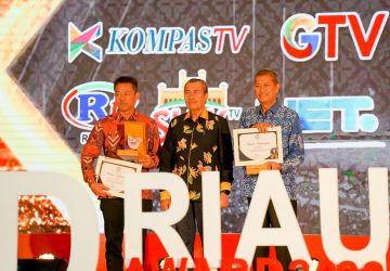Bupati Rokan Hilir Afrizal Sintong Raih Penghargaan Nominasi Pemerintah Peduli Penyiaran Dari Gubernur Riau