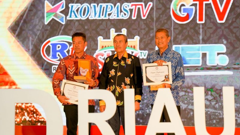 Bupati Rokan Hilir Afrizal Sintong Raih Penghargaan Nominasi Pemerintah Peduli Penyiaran Dari Gubernur Riau