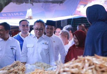 PJ Wali Kota Dampingi Mendag Zulhas Pantau Harga Bahan Pokok di Pasar Palapa Pekanbaru