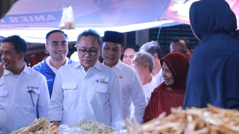 PJ Wali Kota Dampingi Mendag Zulhas Pantau Harga Bahan Pokok di Pasar Palapa Pekanbaru