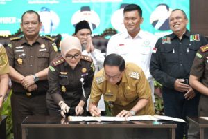 Komitmen “Jaga Zapin”, Bupati HM Wardan Bersama Kajari Inhil Tandatangani MoU di Depan Gubernur dan Kajati Riau
