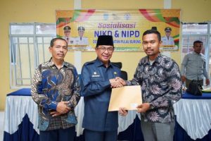 Pulau Burung Kecamatan ke Sepuluh, Bupati Inhil HM WARDAN Serahkan Secara Langsung NIKD dan NIPD