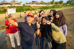Pj Bupati Apriyadi Diserbu Warga untuk Swafoto