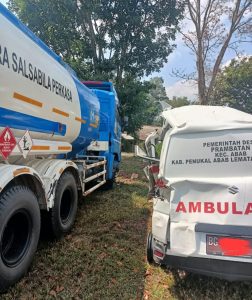 Laka Lantas Mobil Ambulance Pembawa Jenazah Bertabrakan Dengan Mobil Tangki