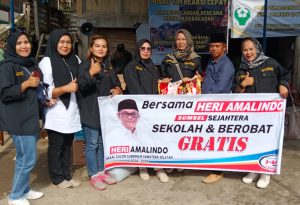 Dr. Ir. H. Heri Amalindo. MM Srikandi Memberikan Bantuan Kepada Korban Kebakaran Desa Tanjung Raya