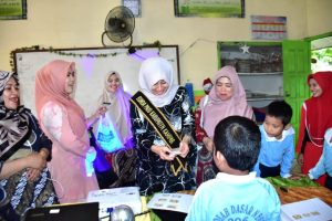 Cetus OPAS Pada Gempur PAUD Kab. Kampar, drg. Yusi Firdaus Saksikan Langsung Praktik Pembelajaran Yang Menyenangkan pada PAUD dan SD di Kelas Awal