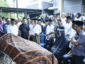 Pj Bupati Kampar Melayat ke kediaman Alm. Ir. Usman Amin
