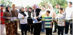 Camat Rengat, Popy Bainurita S.E Bersma Bupati Indragiri Hulu Rezita Meylani S.E Launching Patah Pinggul