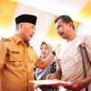 Kurangi Beban Masyarakat, Pj Bupati Apriyadi Kembali Salurkan Beras CPP