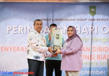 Bupati Kasmarni Terima Penghargaan Kabupaten/Kota Terbersih Ke-III Tingkat Provinsi Riau