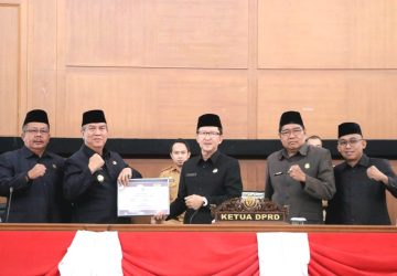 Pj. Bupati Serahkan Dokumen Raperda Perubahan APBD Tahun Anggaran 2023