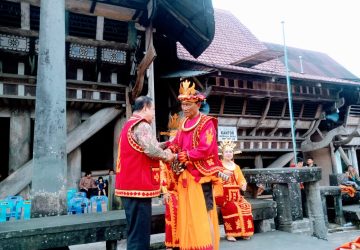 Berjiwa Baik dan Bermasyarakat, Sokhiatulo Laoli Hadiri Penobatan Ketua Adat Kebangsawan Bawomataluo