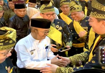 Anugerahkan Gelar Adat, Pj Bupati Kampar Berikan Langsung Ucapan Selamat Kepada Kapolda Riau