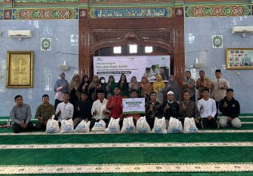 PT Pegadaian Syariah Cabang Soebrantas bersama IZI Perwakilan Riau Berbagi Bingkisan Guru Ngaji Sempena Maulid Nabi SAW