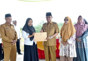 Kemuning Kecamatan ke-14 Bupati Inhil HM Wardan Serahkan Secara Langsung NIKD dan NIPD Kepala Desa dan Perangkat Desa
