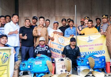 Bupati Rohil Serahkan Bantuan Mesin Bot Sebanyak 80 Kepada Kelompok Nelayan