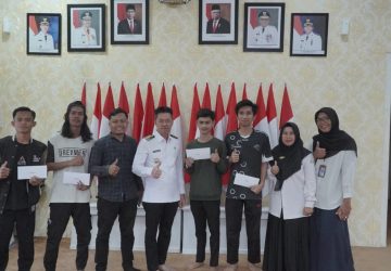 Bupati Rohil Serahkan Uang Pembinaan Pemenang Turnamen Mobile Legend