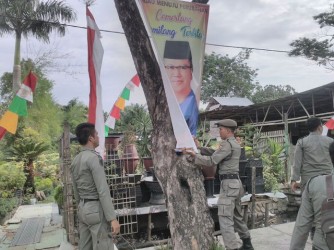 Pj Wali Kota Pekanbaru Perintahkan Satpol PP Copot Baliho Dipaku di Pohon