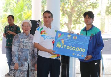 Pj. Bupati Muara Enim Serahkan Bonus Atlet Berprestasi di Ajang Porprov Lahat 2023