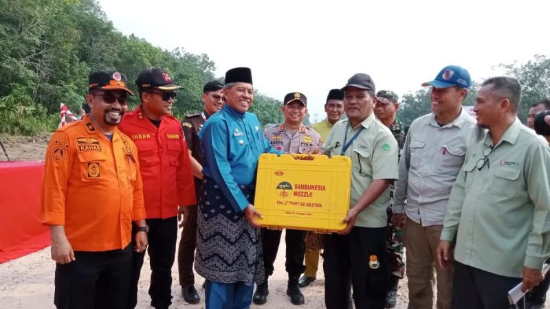 Diterima Bupati Siak, PT Arara Abadi-APP Sinar Mas Serahkan 10 set Sambunesia Nozzle